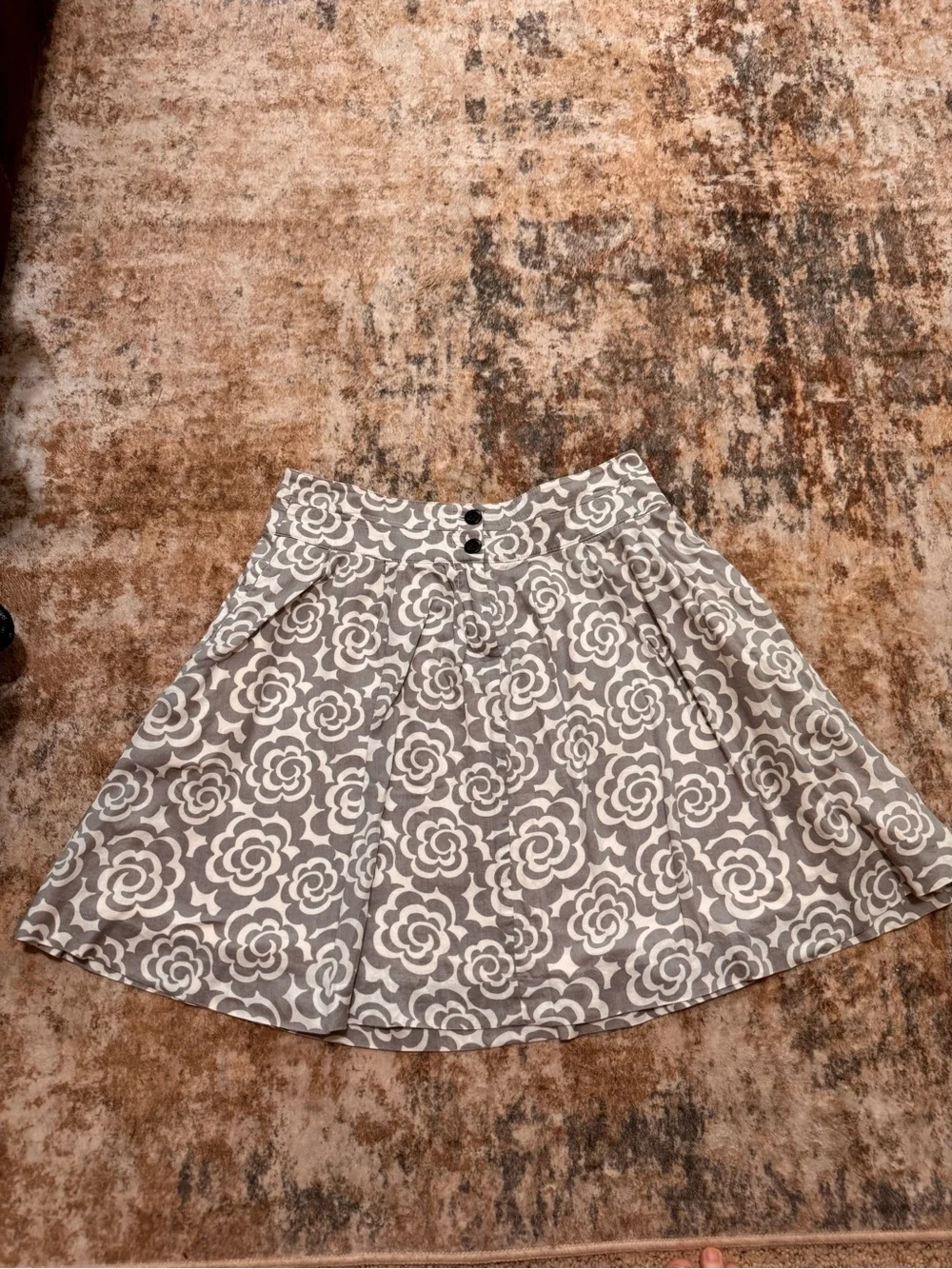 Old Navy Gray White Graphic Floral Pleated Retro Mini A-Line Skirt w/ pockets - Picture 2 of 13